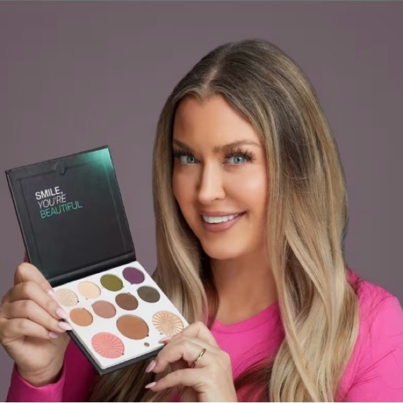 Ofra Cosmetics X Hot Mess Momma 
Unconditional Mini Mix Face Palette - Picture 7 of 14